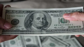 سعر الدولار اليوم يتراجع أمام الجنيه المصري وسط تراجع ملحوظ في القطاع المصرفي